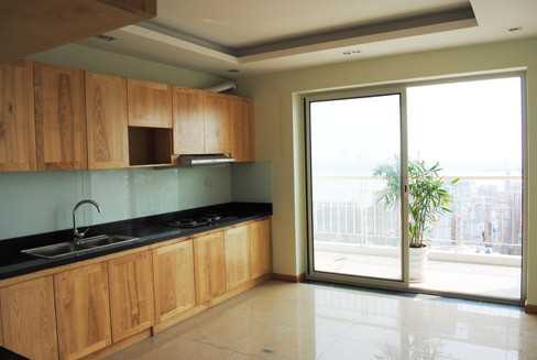 Khu bếp trogn một căn hộ nhìn ra khuôn viên thoáng đãng. Ảnh: M.T