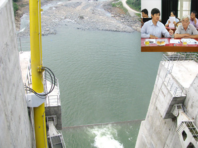 Thủy điện Đăkmi 4 không xả nước sang Vu Gia theo lệnh Phó Thủ tướng vì chưa có quy trình (ảnh lớn). Ông Nguyễn Ngọc Quang (trái) và ông Huỳnh Vạn Thắng (ảnh nhỏ) Ảnh: Nam Cường