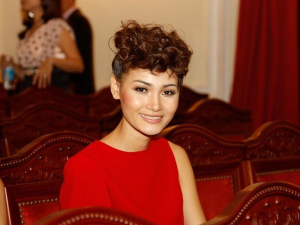 Thùy Trang ấn tượng hơn với kiểu làm tóc cầu kỳ