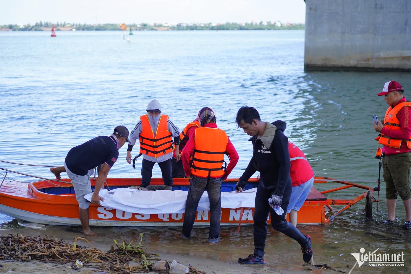 Lực lượng SOS tiếp tục tìm kiếm tung tích của bé gái 1 tuổi. Ảnh: Ngọc Tiến Lực lượng SOS tiếp tục tìm kiếm tung tích của bé gái 1 tuổi. Ảnh: Ngọc Tiến