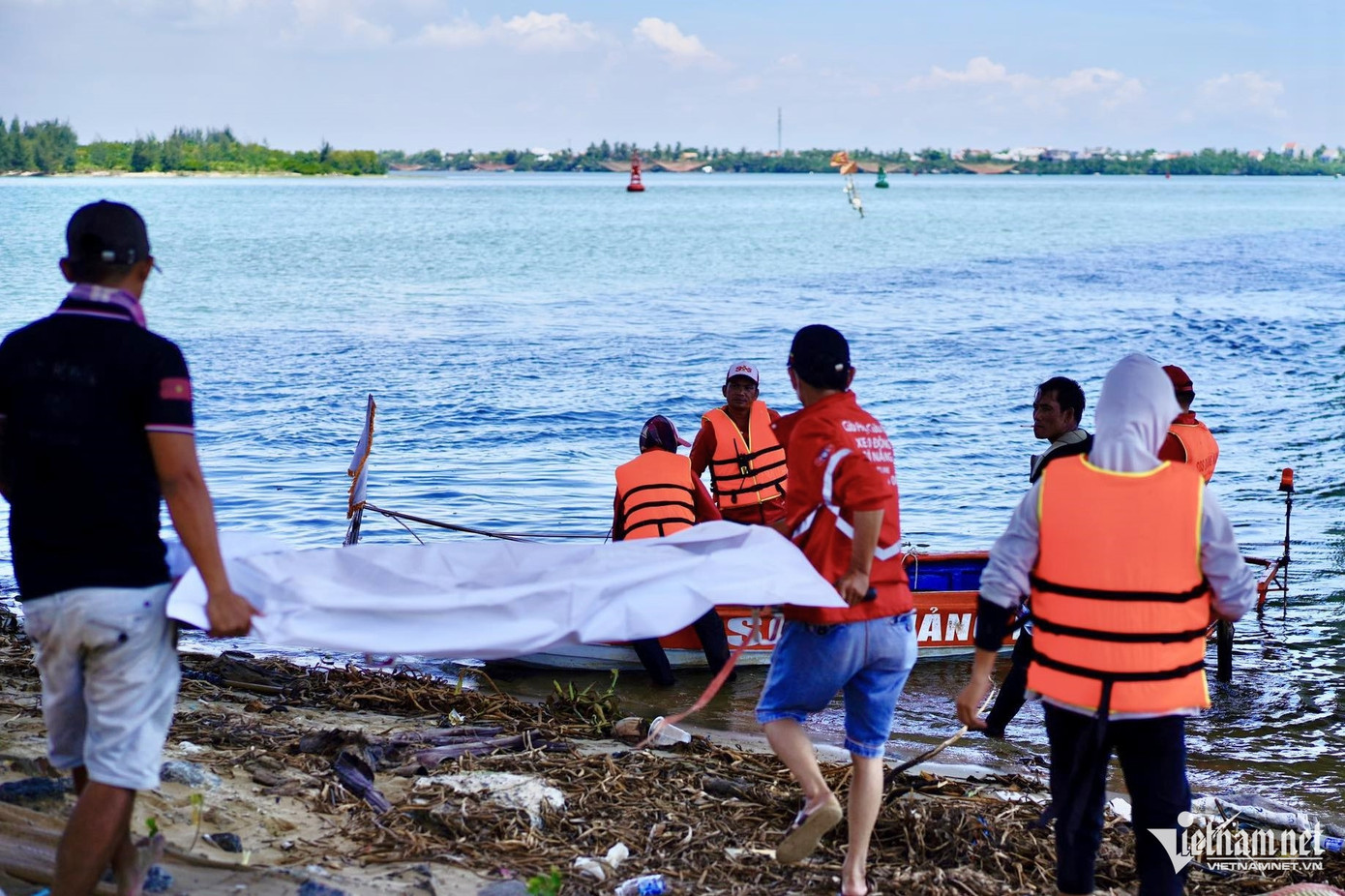 Lực lượng chức năng đưa thi thể nạn nhân lên bờ. Ảnh: Ngọc Tiến Lực lượng chức năng đưa thi thể nạn nhân lên bờ. Ảnh: Ngọc Tiến