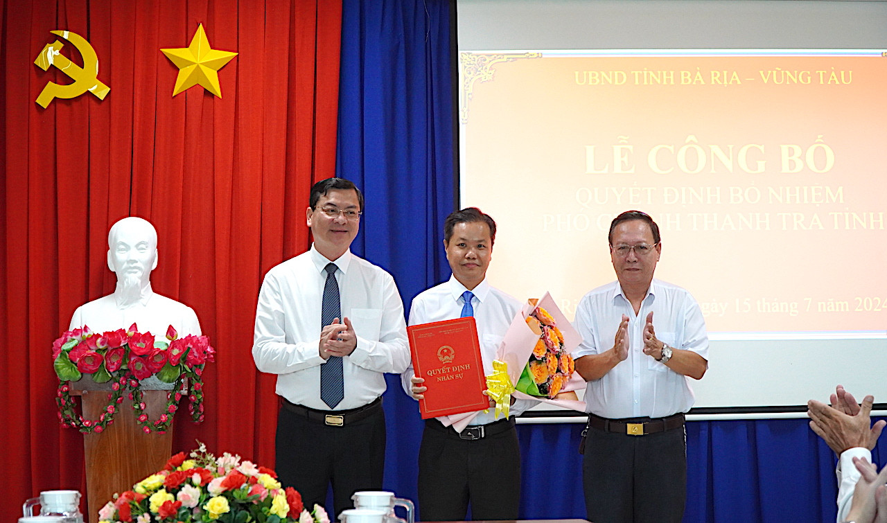 Ông Nguyễn Công Vinh, Phó Chủ tịch UBND tỉnh và ông Huỳnh Bách Chiến, Phó Trưởng Ban Tổ chức Tỉnh ủy trao quyết định và tặng hoa chúc mừng tân Phó Chánh Thanh tra tỉnh.