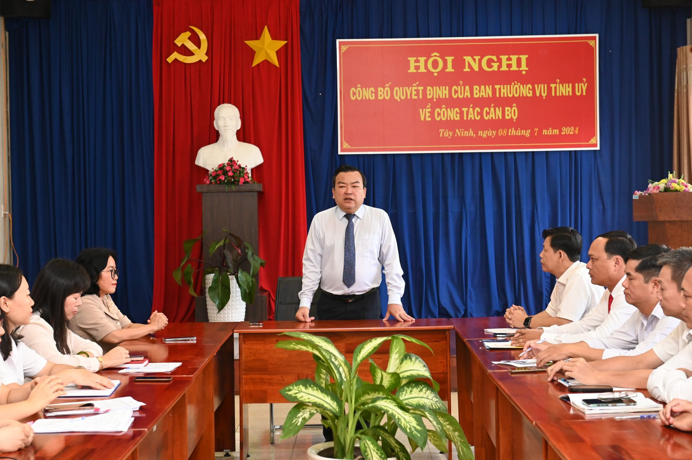 Phó Bí thư Thường trực Tỉnh uỷ Phạm Hùng Thái phát biểu giao nhiệm vụ cho ông Nguyễn Tuấn Khanh.