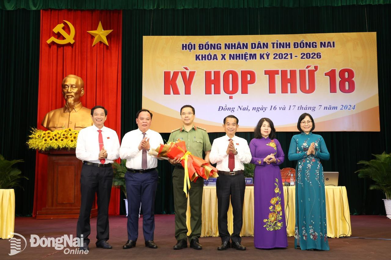 Các đồng chí lãnh đạo HĐND và UBND tỉnh tặng hoa chúc mừng Đại tá Nguyễn Hồng Phong, Giám đốc Công an tỉnh được bầu làm Ủy viên UBND tỉnh. Ảnh: Công Nghĩa Các đồng chí lãnh đạo HĐND và UBND tỉnh tặng hoa chúc mừng Đại tá Nguyễn Hồng Phong, Giám đốc Công an tỉnh được bầu làm Ủy viên UBND tỉnh. Ảnh: Công Nghĩa