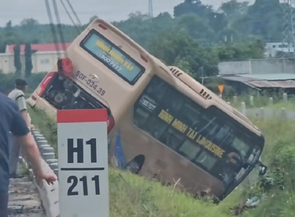 Hiện trường xe khách giường nằm lao xuống mương thoát nước sau va chạm. Ảnh: Lạc Sơn