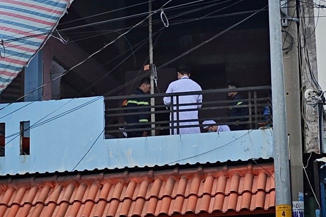 Lực lượng chức năng cứu người đàn ông.