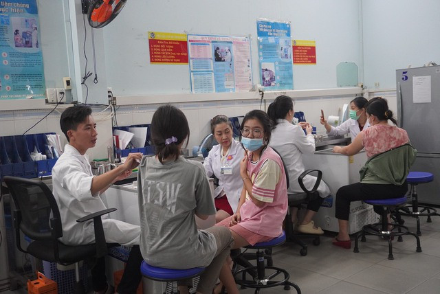 Lượng người đến Viện Pasteur TP HCM tiêm ngừa vắc-xin bạch hầu tăng đột biến với hàng trăm ca/ngày Ảnh: HẢI YẾN Lượng người đến Viện Pasteur TP HCM tiêm ngừa vắc-xin bạch hầu tăng đột biến với hàng trăm ca/ngày Ảnh: HẢI YẾN