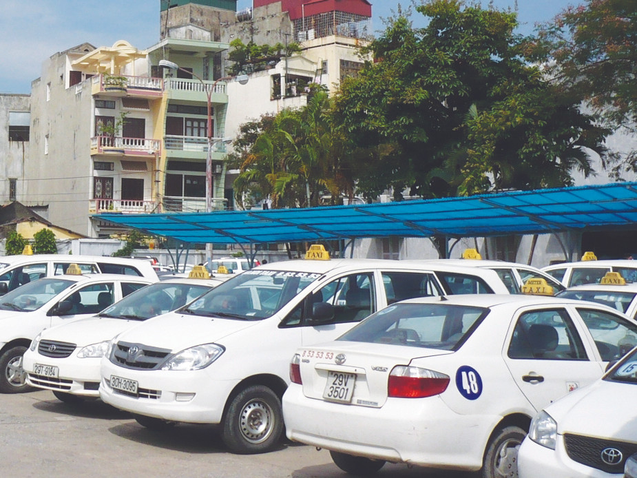 Taxi cũng chiếm khá nhiều mặt đường