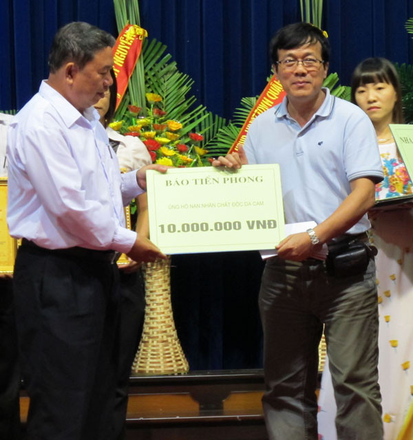 Đại diện báo Tiền Phong trao quà ủng hộ