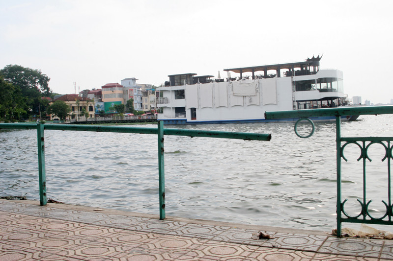 Có đoạn tay chắn bị cắt dở và gắn mớm gắn với cọc