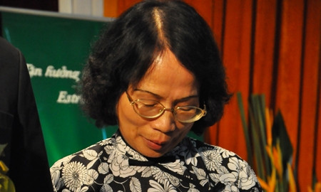 Phút cảm động của nhà giáo, nhà thơ Chu Thị Linh Quang trong lễ trao giải cuộc thi viết "Cô giáo của tôi" sáng 12/11. (Ảnh: Văn Chung). Phút cảm động của nhà giáo, nhà thơ Chu Thị Linh Quang trong lễ trao giải cuộc thi viết