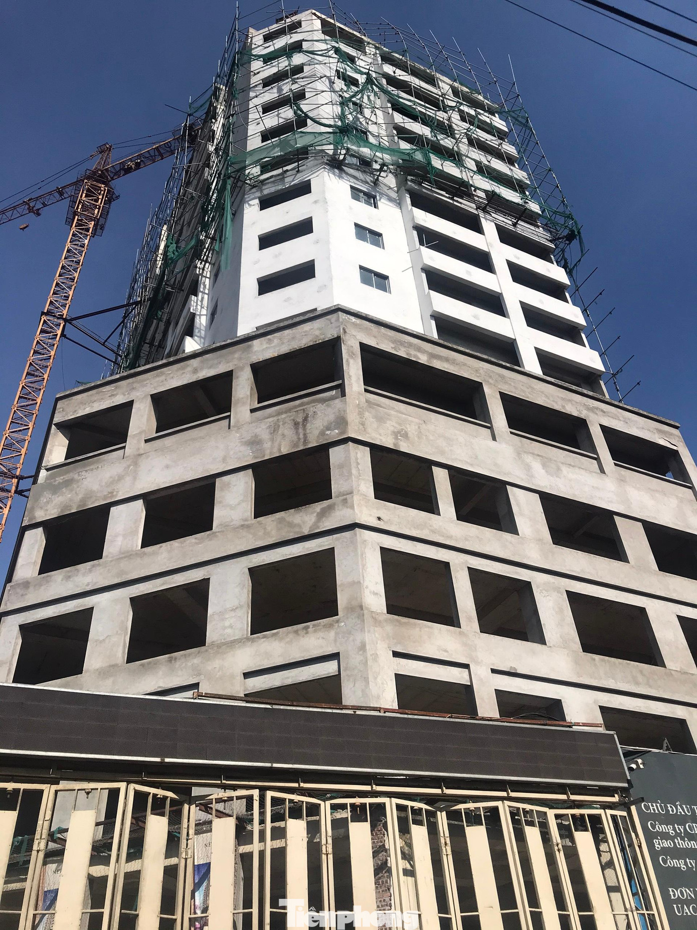 Công trình dự án Nhà ở kết hợp văn phòng làm việc số 69 phố Triều Khúc (quận Thanh Xuân, Hà Nội) khởi công từ năm 2009, sau đó đã thi công xong phần thô gồm 2 tầng hầm, 16 tầng nổi và dừng thi công xây dựng từ nhiều năm nay khiến người dân khu vực sống bất an. Trong khi, Công ty CP Bất động sản HT tham dự tự nhận là chủ đầu tư mới của dự án, tuy nhiên không cung cấp được đầy đủ các hồ sơ liên quan đến việc chuyển nhượng dự án.