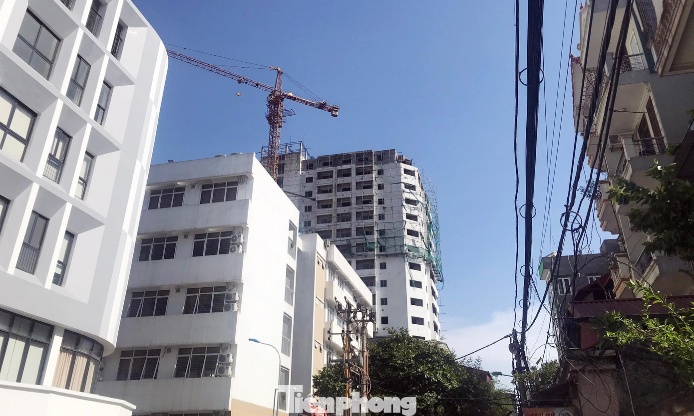 Chủ đầu tư dự án 69 Triều Khúc phớt lờ chỉ đạo của cơ quan chức năng. Đến nay vẫn chưa thực hiện tháo dỡ cẩu tháp tại công trình này.