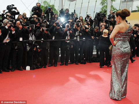 Ngay từ khi xuất hiện, người đẹp đã thu hút sự chú ý của rừng ống kính máy ảnh bởi vẻ đẹp lộng lẫy của mình