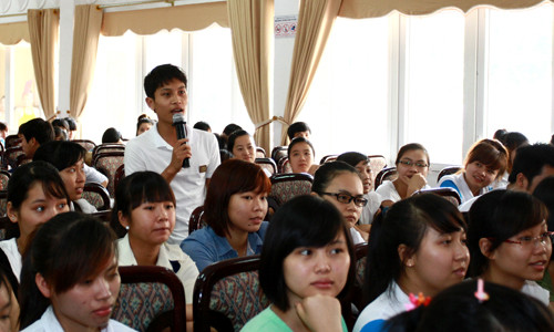 Chương trình giao lưu nhận được sự quan tâm của đông đảo các bạn sinh viên, học sinh. Nhiều câu hỏi đã được gửi tới những vị khách mời như Trung tướng Phạm Tuân, Trần Hùng John...