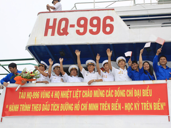 Các bạn trẻ và cựu thủy thủ tàu không số tại lễ xuất quân 