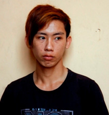 Út (áo đen) và Trung (áo xanh) tại cơ quan điều tra