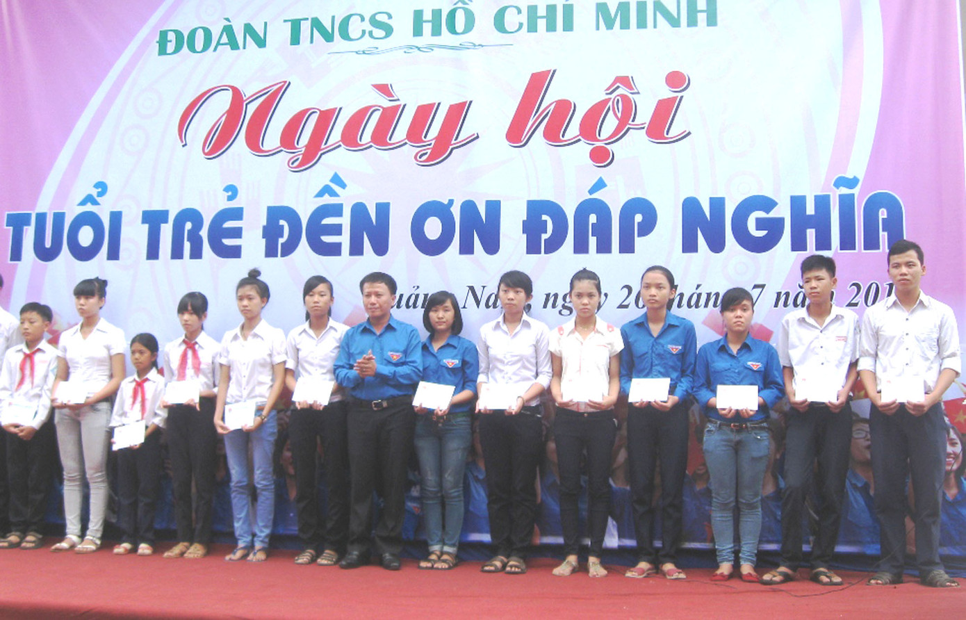 Bí thư Tỉnh Đoàn Quảng Nam, anh Thái Bình trao học bổng Thắp sáng ước mơ cho con em gia đình chính sách vượt khó học giỏi