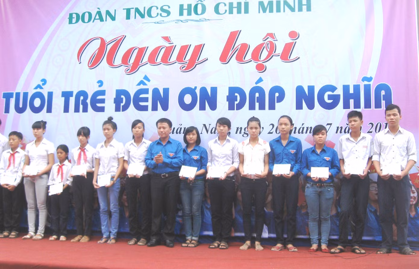 Bí thư Tỉnh Đoàn Quảng Nam, anh Thái Bình trao học bổng Thắp sáng ước mơ cho con em gia đình chính sách vượt khó học giỏi