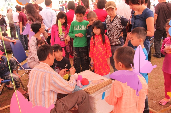 Từ khéo léo như nặn tò he, chơi ô ăn quan, vẽ mặt nghệ thuật, tô tượng, làm thiệp Tết, làm tranh Đông Hồ, khắc họa chân dung, cắm hoa nghệ thuật, tranh cát… 