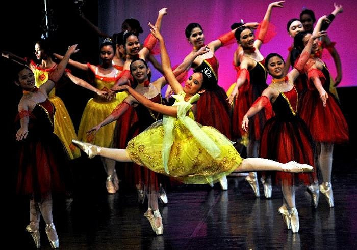 Trong ảnh là các sinh viên múa với quần áo sặc sỡ, đang biểu diễn tại một nhà hát lớn ở thủ đô Jakarta, Indonesia