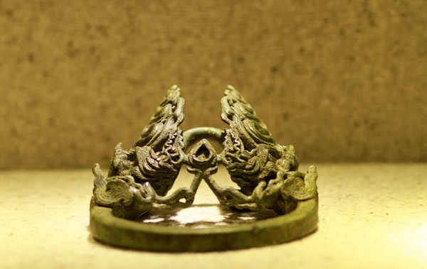 Rồng trang trí trên bàn đạp yên ngựa bằng đồng (triều Trần, thế kỉ 13-14)