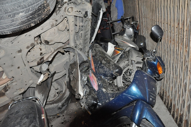 Bốn chiếc xe máy bị đè bẹp