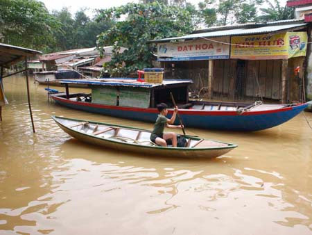 Nhiều khu vực dân cư ở Đại Lộc lại tiếp tục ngập sâu trong nước