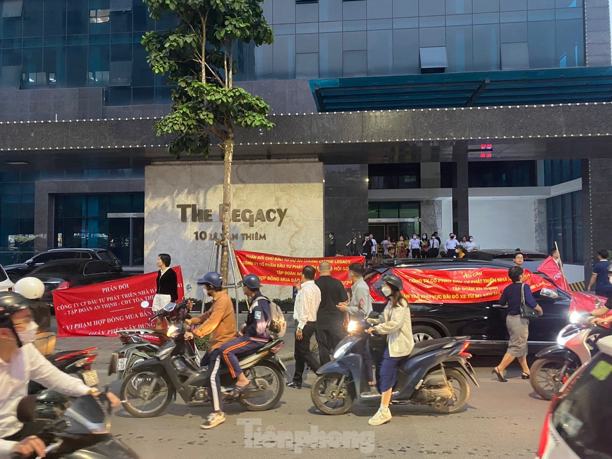 Cư dân căng băng rôn phản đối chủ đầu tư.