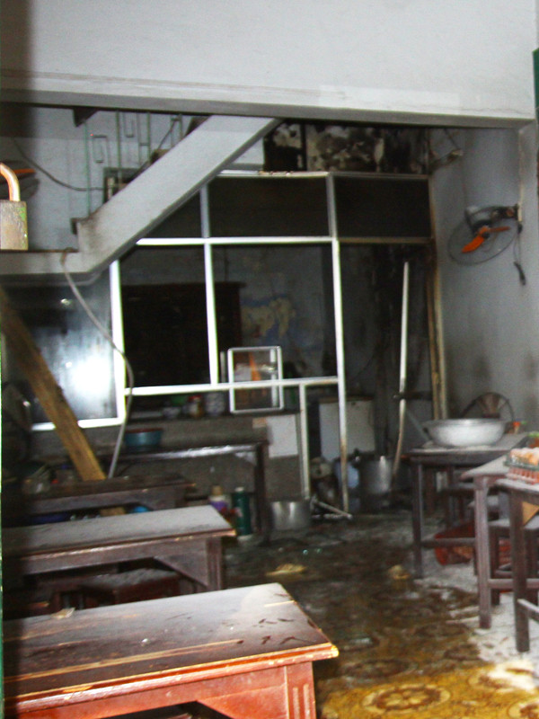 Đồ đạc bên trong khu vực bếp bị phá tan tành