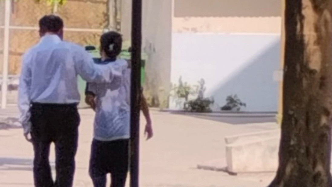 Hình ảnh ông C bá cổ nữ sinh lớp 5. Hình ảnh ông C bá cổ nữ sinh lớp 5.