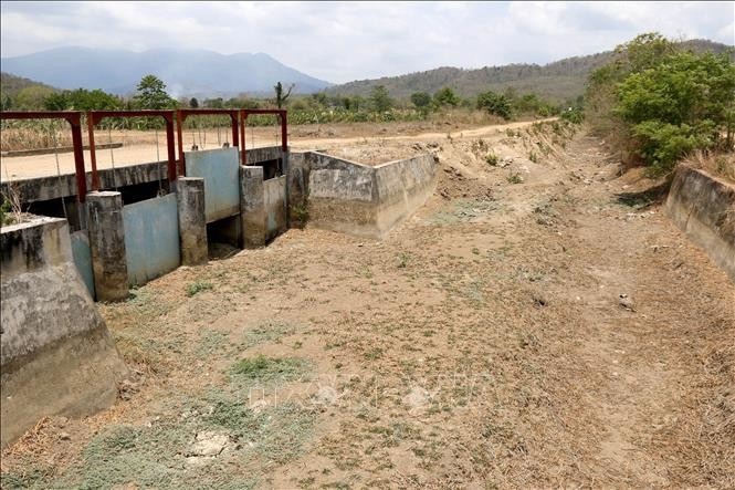 Đập thủy lợi cung cấp nước sinh hoạt và sản xuất cho người dân tại xã Hàm Cần, huyện Hàm Thuận Nam (Bình Thuận) đã khô cạn, trơ đáy.