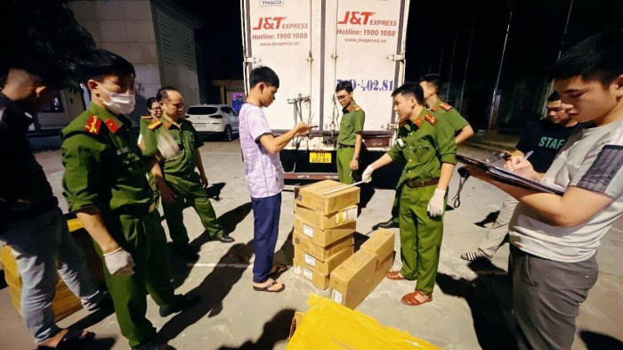 Lực lượng chức năng kiểm đếm số hàng hóa là mỹ phẩm vận chuyển trên xe thư báo.