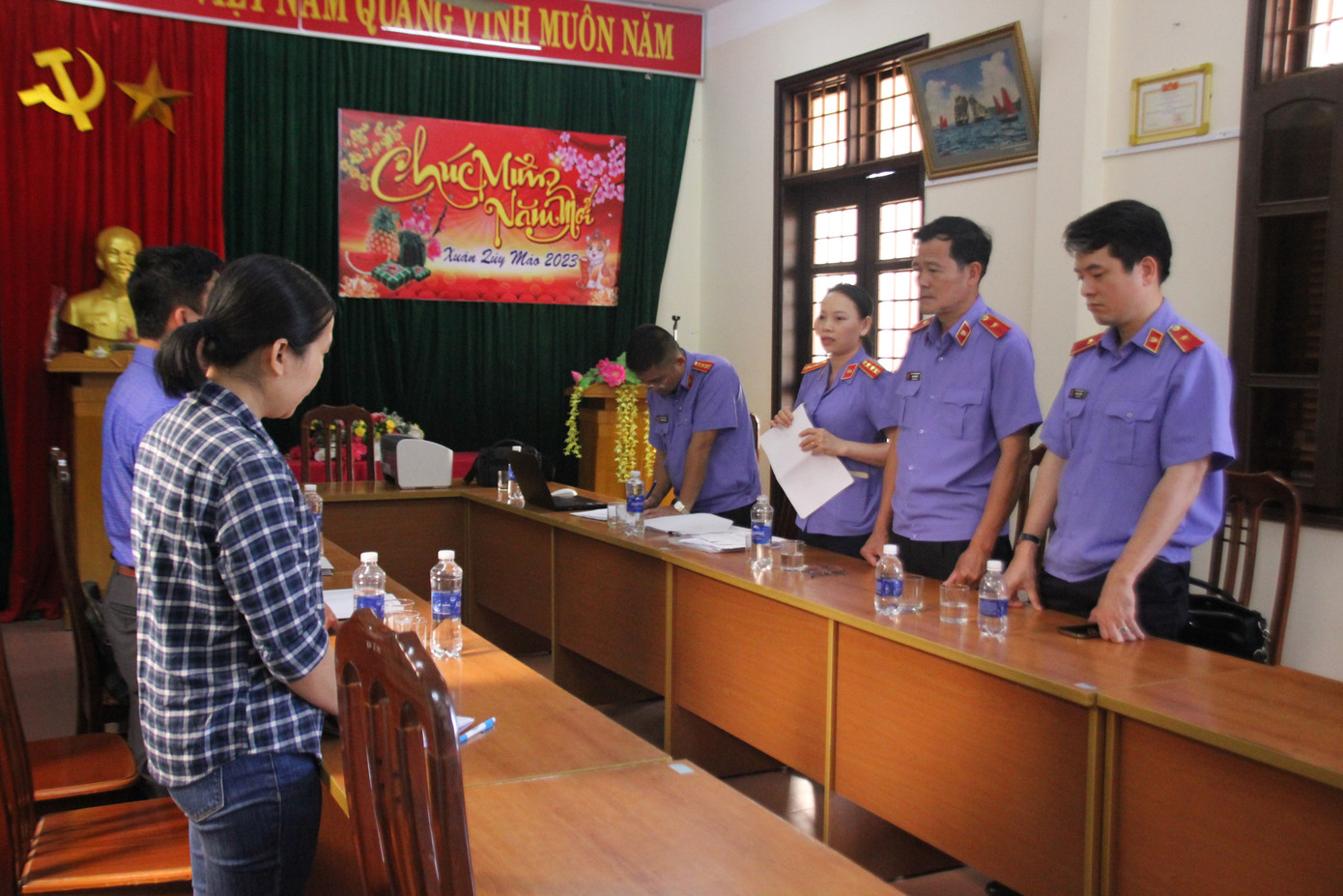 Cơ quan điều tra Viện KSND tối cao tống đạt các quyết định đối với Phan Thị Anh (áo sọc). Ảnh: Xuân Nha