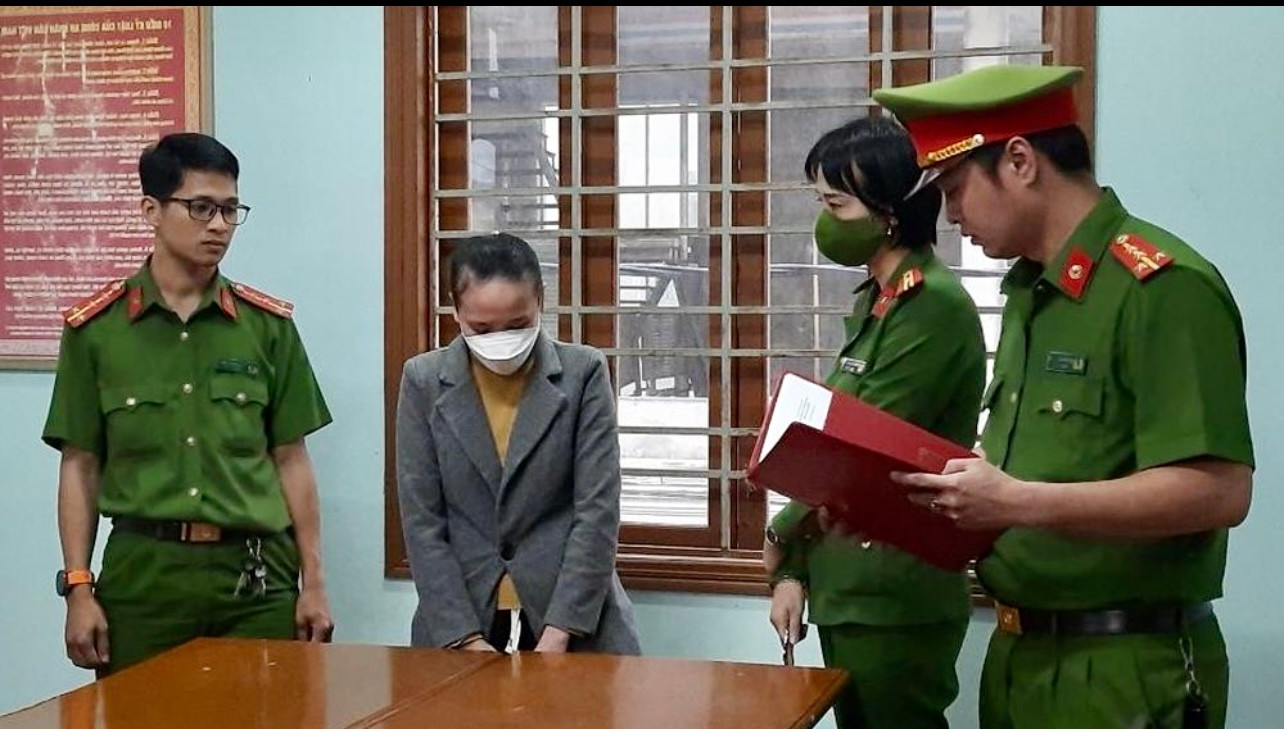 Cơ quan Công an đọc lệnh bắt tạm giam Hồ Thị Hương Loan. Ảnh: H.Lài