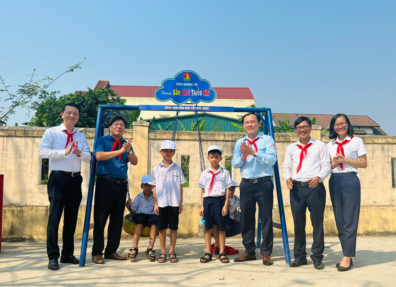 Hội đồng Đội tỉnh Quảng Trị tặng Liên đội Trường tiểu học Đông Lễ 1 công trình “Sân chơi thiếu nhi”.