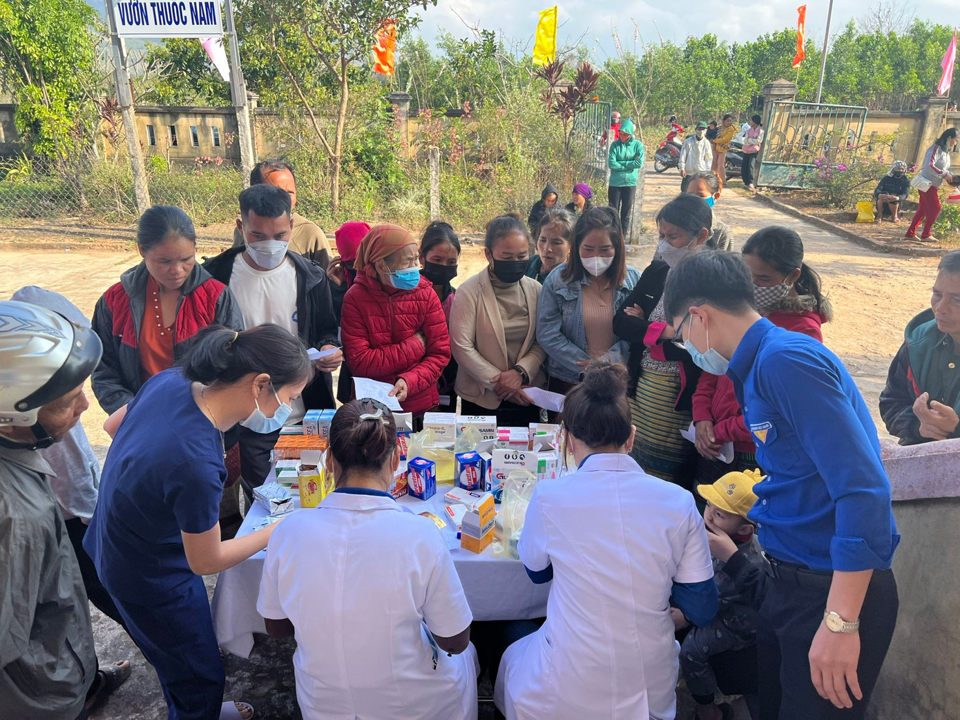 Ngay sau buổi lễ, đoàn đại biểu đã tham gia các hoạt động hưởng ứng như: Tổ chức chương trình khám, tư vấn và phát thuốc miễn phí cho người dân và thanh thiếu nhi; khởi động Chặng 9 Những bước chân vì cộng đồng; tổ chức Tiết học biên giới; khởi công Ngôi nhà hạnh phúc cho học sinh dân tộc mồ côi có hoàn cảnh khó khăn tại thị trấn Lao Bảo; khánh thành công trình Ánh sáng đường biên, bàn giao phòng máy tính cho trường THCS Thuận, xã Thuận; khánh thành công trình Ánh sáng tri ân của Đoàn Thanh niên - Hội LHTN Việt Nam các tỉnh cụm Bắc Trung Bộ tại Nghĩa trang liệt sĩ huyện Hướng Hóa; khởi công điểm trường bản Hùn thuộc Trường TH&amp;THCS Ba Tầng, huyện Hướng Hóa...