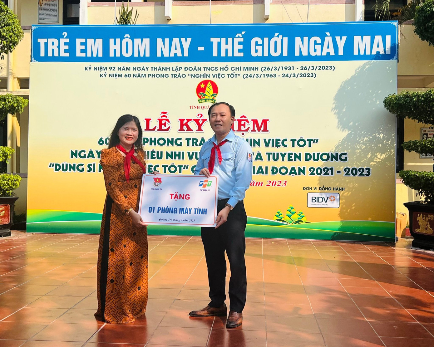 Tỉnh Đoàn Quảng Trị tặng Trường Tiểu học Đông Lễ 1 phòng máy vi tính.