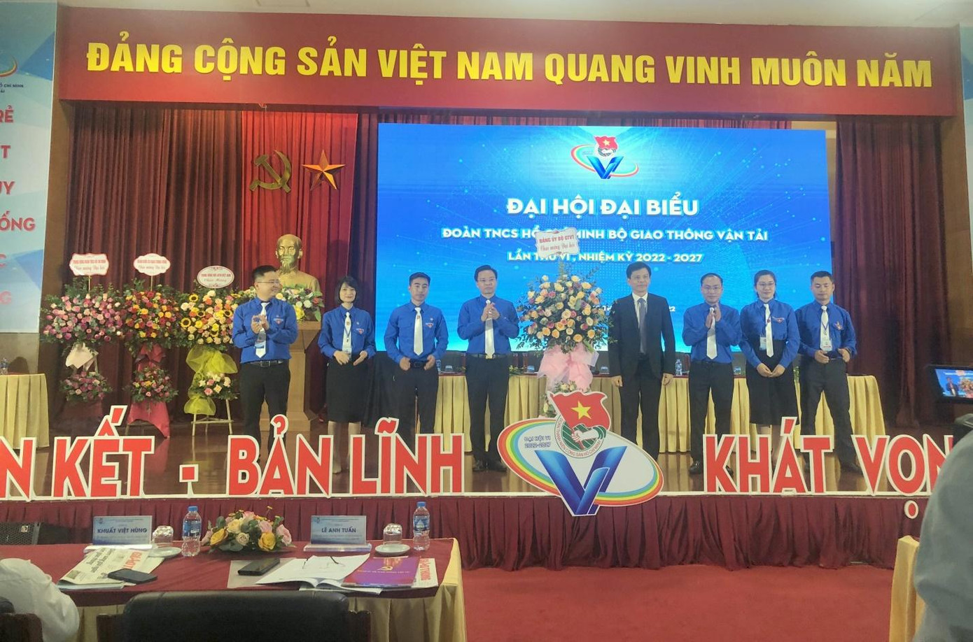 Đồng chí Lê Anh Tuấn - Uỷ viên Ban cán sự, Bí thư Đảng uỷ, Thứ trưởng Bộ Giao thông vận tải tặng lẵng hoa chúc mừng Ban Chấp hành Đoàn Bộ Giao thông vận tải khóa VI, nhiệm kỳ 2022-2027.