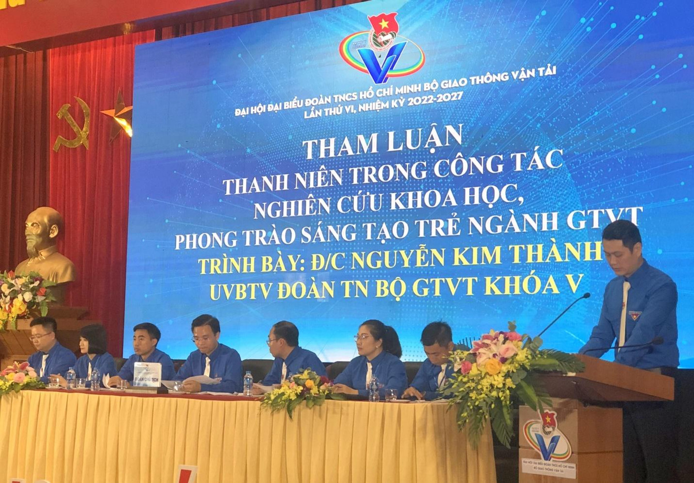 Đồng chí Nguyễn Kim Thành - UVBTV Đoàn Thanh niên Bộ Giao thông vận tải khoá V trình bày tham luận “Thanh niên trong công tác nghiên cứu khoa học, phong trào sáng tạo trẻ ngành Giao thông vận tải”.