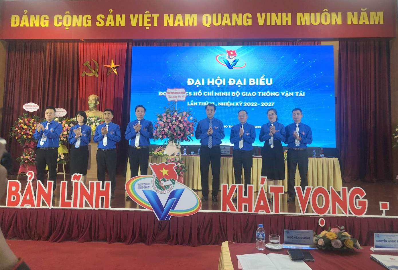 Đồng chí Ngô Văn Cương - Bí thư Trung ương Đoàn tặng hoa chúc mừng Ban Chấp hành Đoàn Bộ Giao thông vận tải khóa VI, nhiệm kỳ 2022-2027.