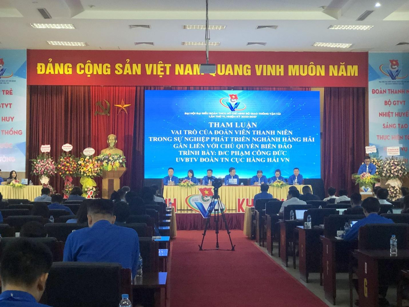 Đồng chí Phạm Công Đức - UVBTV Đoàn Thanh niên Cục Hàng hải Việt Nam trình bày tham luận “Vai trò của của đoàn viên thanh niên trong sự nghiệp phát triển ngành Hằng hải gắn liền với chủ quyền biển đảo”.