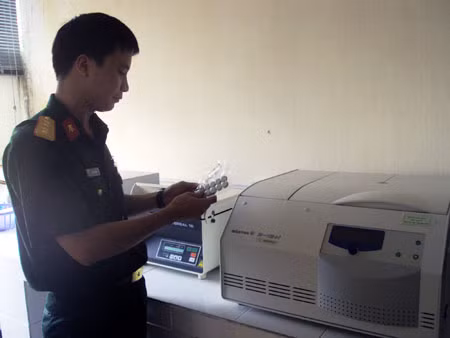 Cán bộ Viện Công nghệ mới giới thiệu sản phẩm viên nén thực phẩm chức năng. Cán bộ Viện Công nghệ mới giới thiệu sản phẩm viên nén thực phẩm chức năng