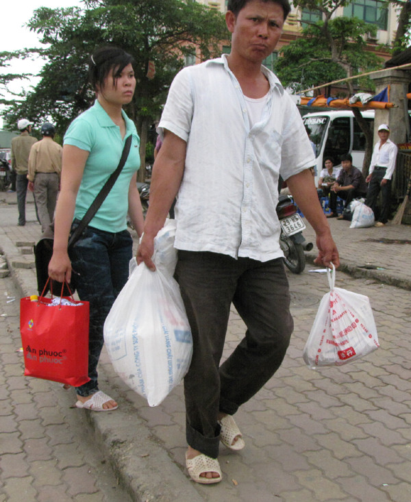 Nhiều phụ huynh tiết kiệm tay xách nách mang cả tải gạo cho mấy ngày thi sắp tới