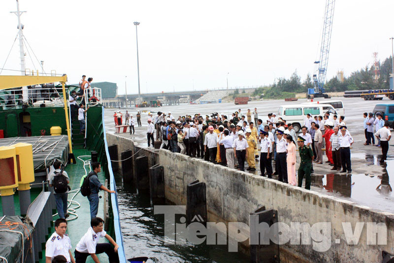 Người dân và chính quyền đang chờ đón các ngư dân trở về