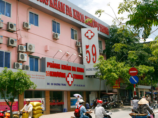 Tại phòng khám 59 Khương Trung, Cục Quản lý xuất nhập cảnh phát hiện 12 bác sỹ dởm Ảnh: Hồng Vĩnh 