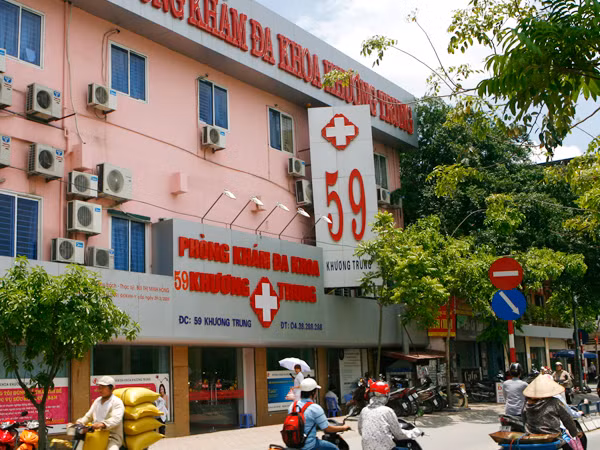 Tại phòng khám 59 Khương Trung, Cục Quản lý xuất nhập cảnh phát hiện 12 bác sỹ dởm Ảnh: Hồng Vĩnh 