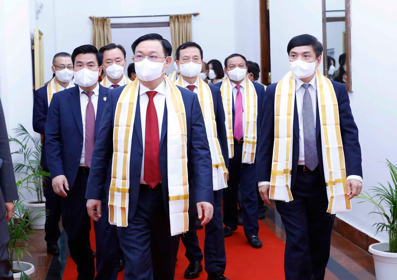 Chủ tịch Quốc hội Vương Đình Huệ và Đoàn đại biểu cấp cao Việt Nam. Ảnh DT