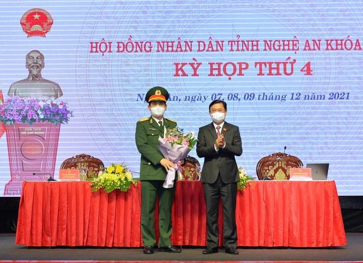 Bí thư Tỉnh ủy, Chủ tịch HĐND tỉnh Nghệ An Thái Thanh Quý chúc mừng ông Phan Đại Nghĩa. Ảnh IT Bí thư Tỉnh ủy, Chủ tịch HĐND tỉnh Nghệ An Thái Thanh Quý chúc mừng ông Phan Đại Nghĩa. Ảnh IT