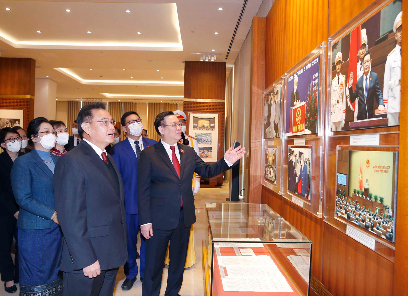 Lãnh đạo Quốc hội hai nước thăm quan Phòng Truyền thống của Quốc hội Việt Nam